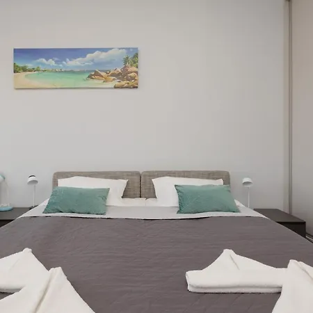 Wellness & Riverfront With Parking By Renters Apartament *