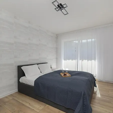 Wellness & Riverfront With Parking By Renters Apartman