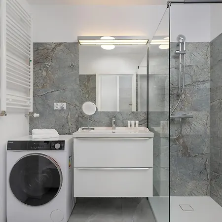 Wellness & Riverfront With Parking By Renters Apartament